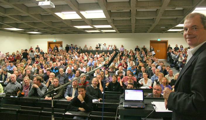 Bild: Friedrich Schönweiss und das interessierte Publikum